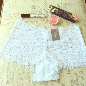 🌸 NWT: Eyelet Lace Lingerie 🌸